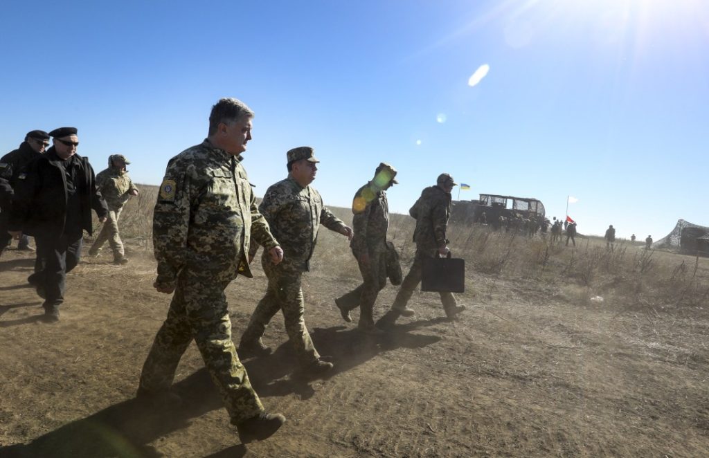 Порошенко заявив, що політико-дипломатична стратегія – запорука повернення миру на Донбас