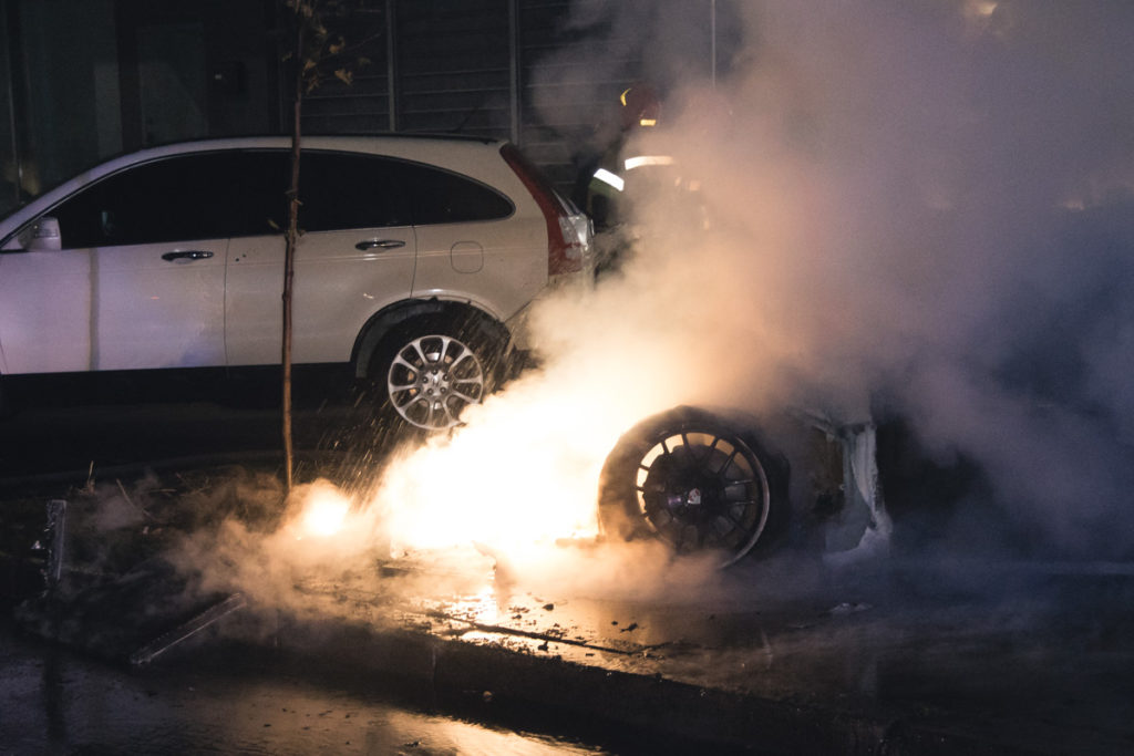 У Києві палаючий Porsche Panamera підпалив ще дві іномарки