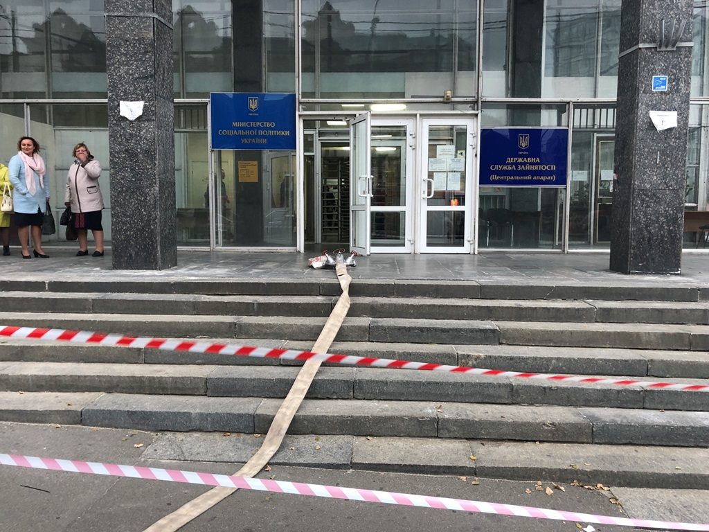 “Пожежа” у будівлі Мінсоцполітики: рятувальники повідомили кумедні обставини