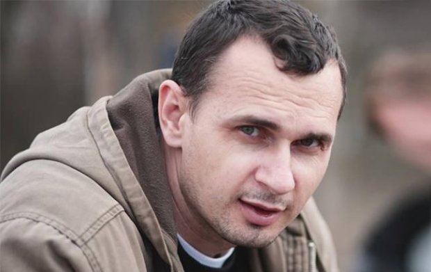 К офису Денисовой съезжаются родственники политзаключенных: среди них дочь и сестра Сенцова