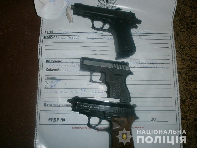 У Києві чоловік влаштував стрілянину з балкону, щоб похизуватись перед співмешканкою
