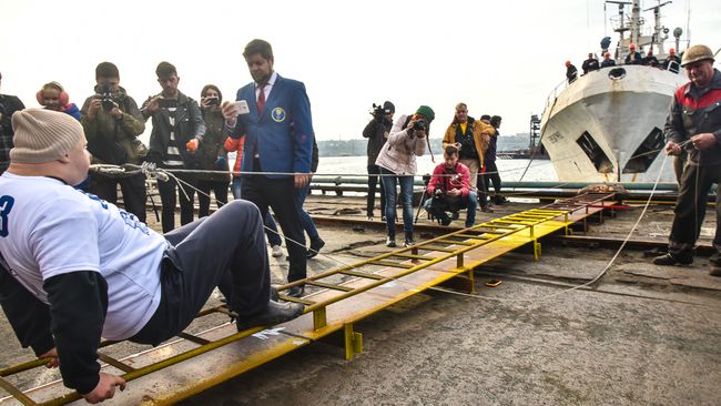 Українець зубами протягнув 600-тонне судно на 16 метрів: вражаюче відео рекорду