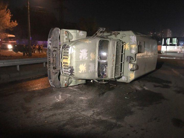 У Києві сталась серйозна ДТП з військовою вантажівкою: фото і відео