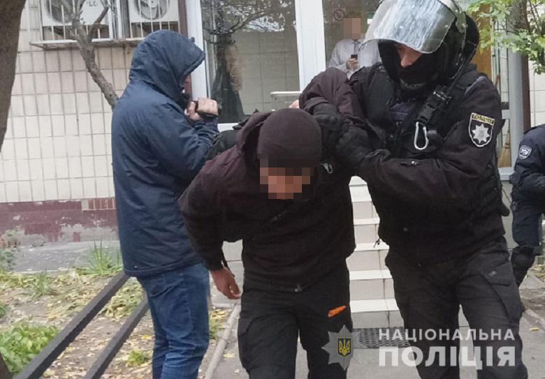 У центрі Києва затримано 40 чоловіків зі зброєю: постраждало двоє поліцейських