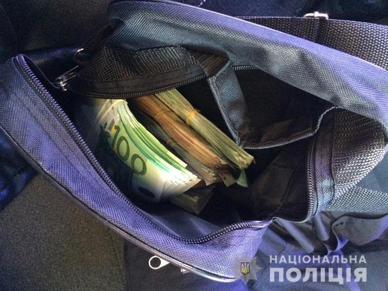 У Києві шахрай у фіктивному обміннику ошукав клієнта на 50 тисяч євро