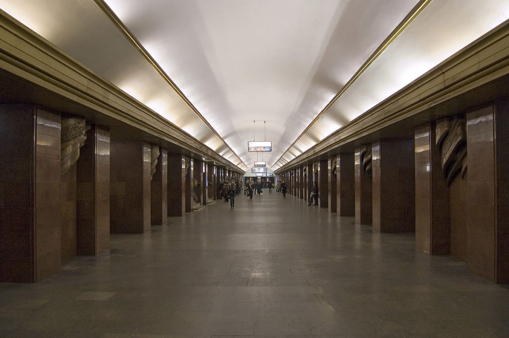 На одній зі станцій метро Києва раптово помер чоловік