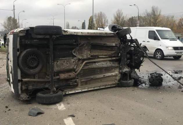 У Києві авто на повному ходу врізалось у пост поліції: подробиці і фото