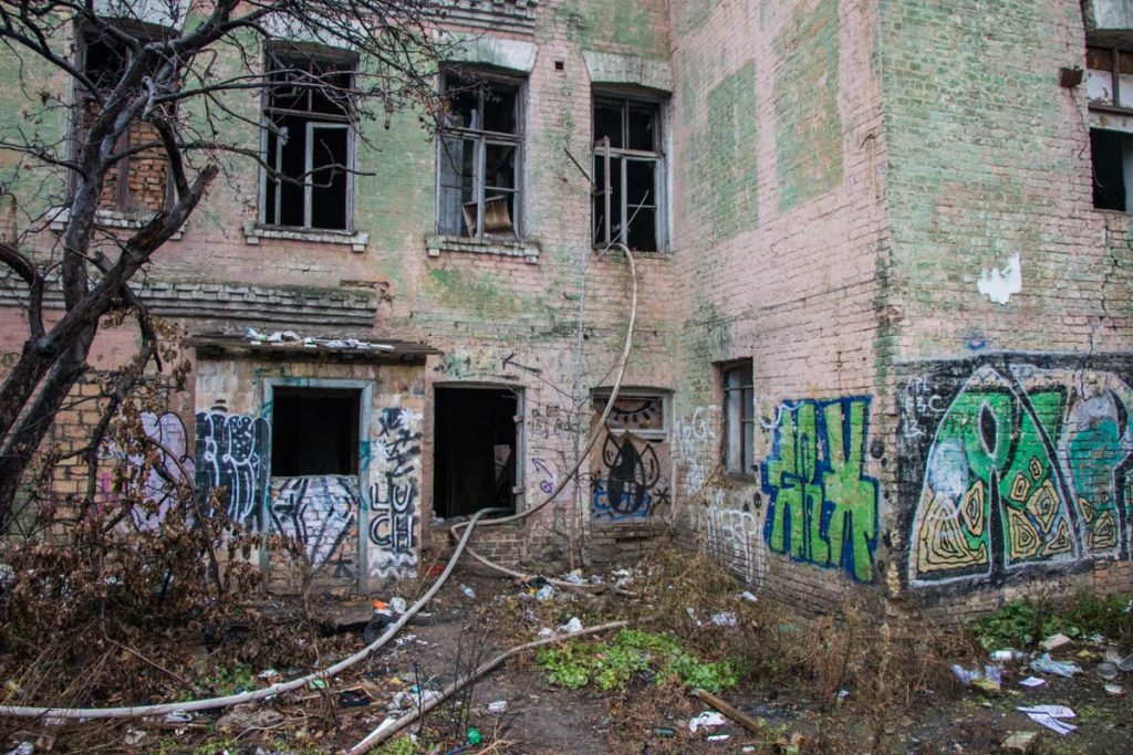 Цвіль, грибок та відсутність даху: по всій Україні дітям-сиротам дарують браковане житло