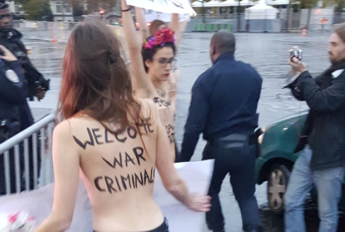 Активістки Femen оголилися під Тріумфальною аркою в Парижі