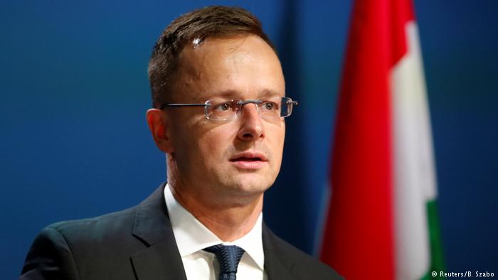 Сіярто вважає, що видача угорських паспортів відповідає угорським і не суперечить українським законам
