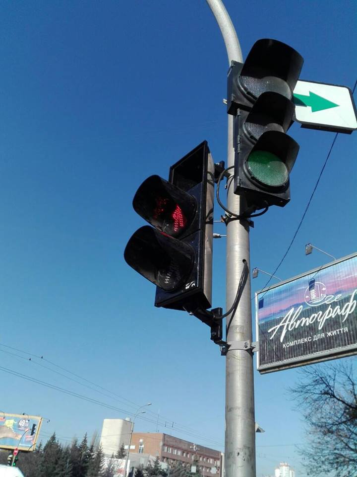 У Києві масово потрощили світлофори: фото і подробиці
