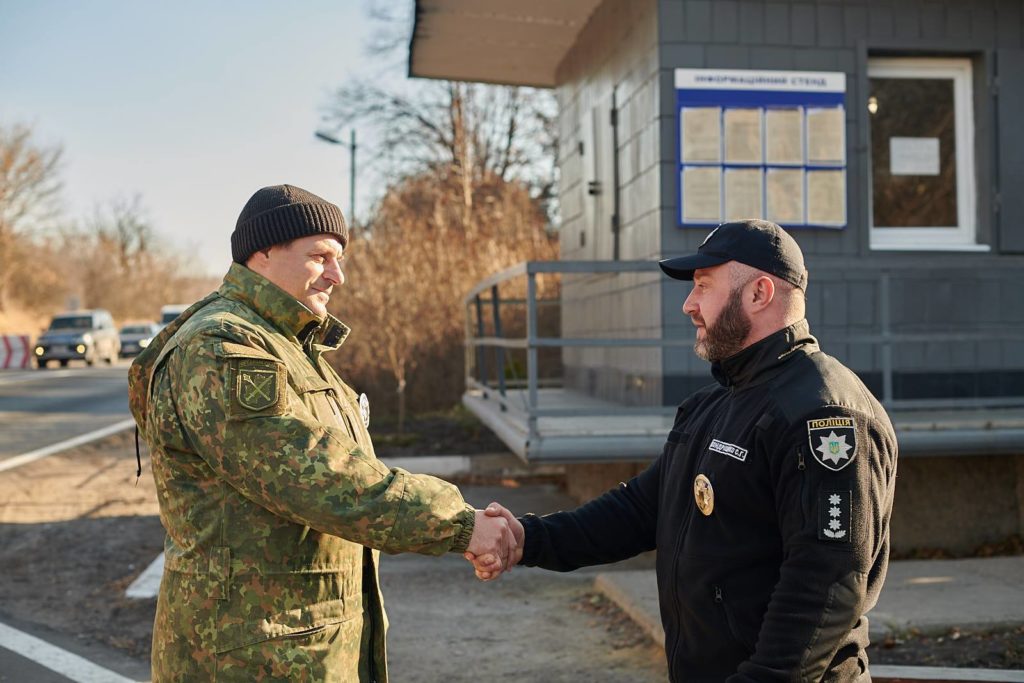 На Донбассе авто с оккупированной территории пошло на прорыв через КПВВ: военные открыли огонь