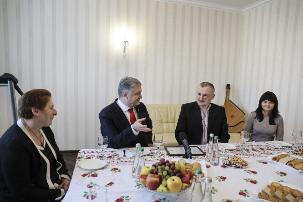 Петро Порошенко з подарунком завітав на новосілля ветерана АТО Дармороса