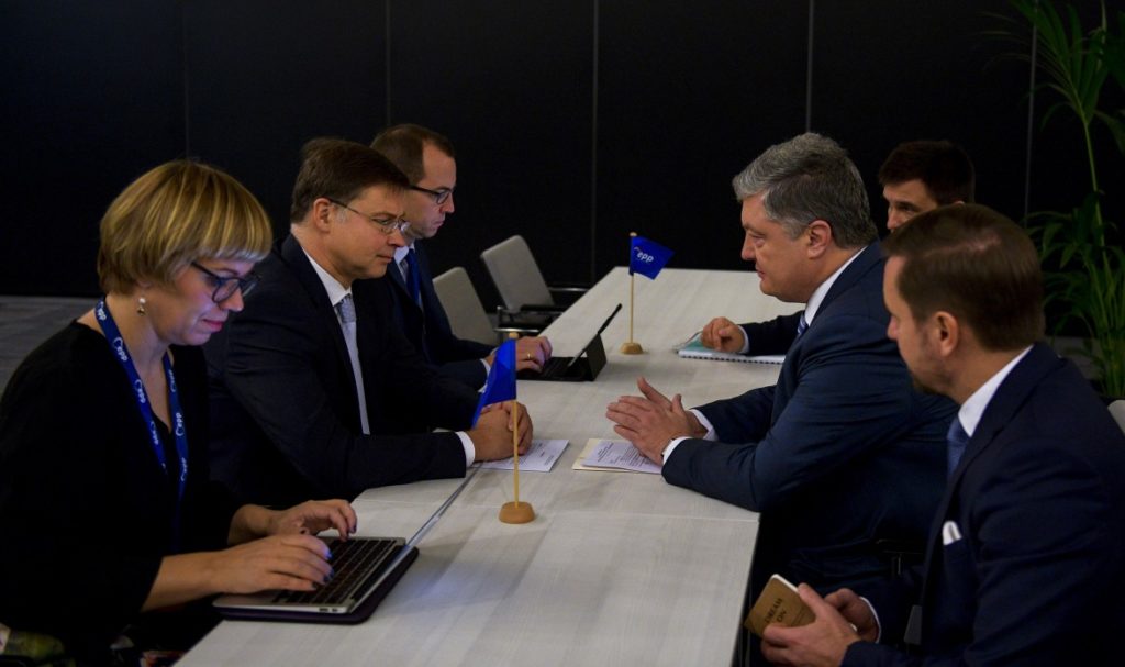 Порошенко обговорив з віце-президентом Європейської Комісії надання Україні 1 млрд євро допомоги