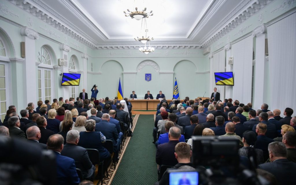 Кожен, хто законно розмитнює авто на “євробляхах”, підтримує українських пенсіонерів – Порошенко