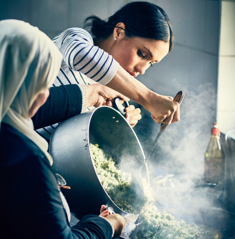 Меган Маркл приняла участие в благотворительной акции вместе с Hubb Community Kitchen: яркие фото