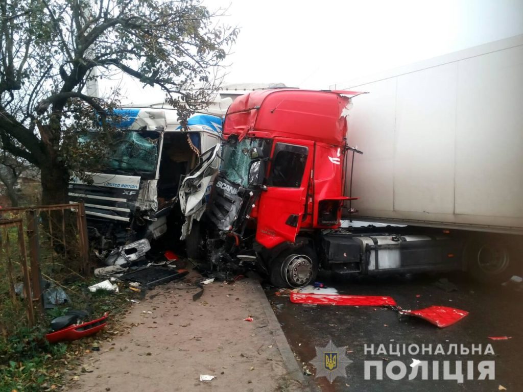 Дві фури та Москвич зіткнулись на Житомирщині: фото