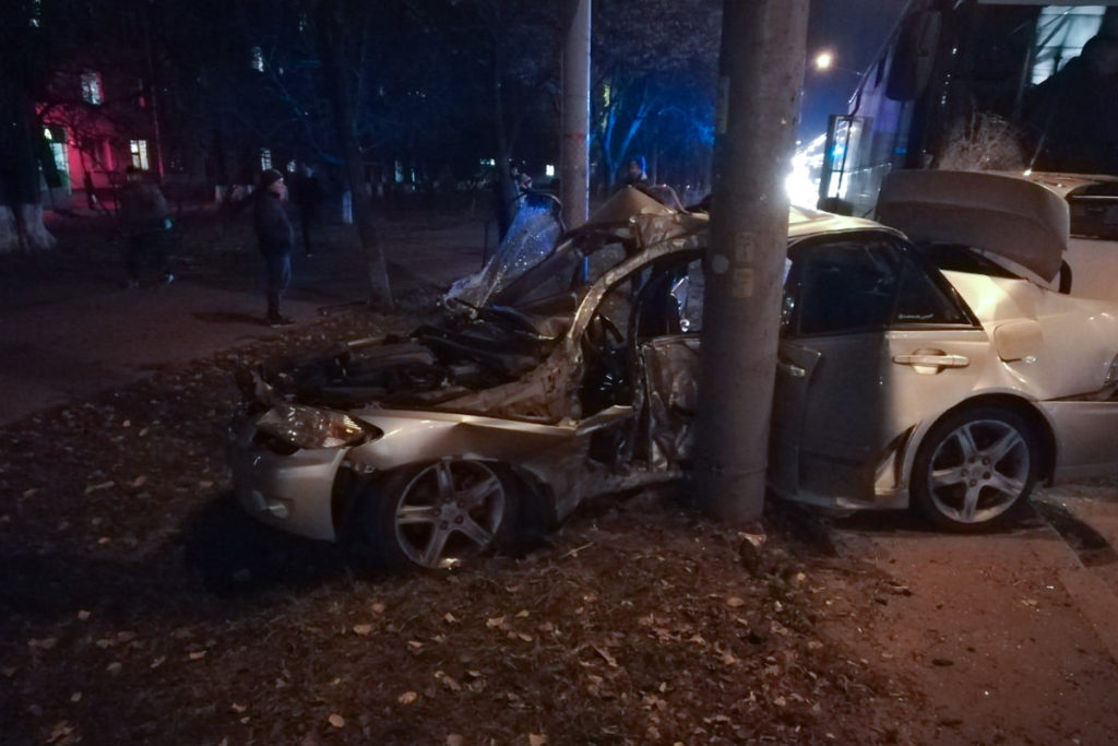 В Києві маршрутка вчавила Lexus в стовп: водія іномарки “вирізали” рятувальники