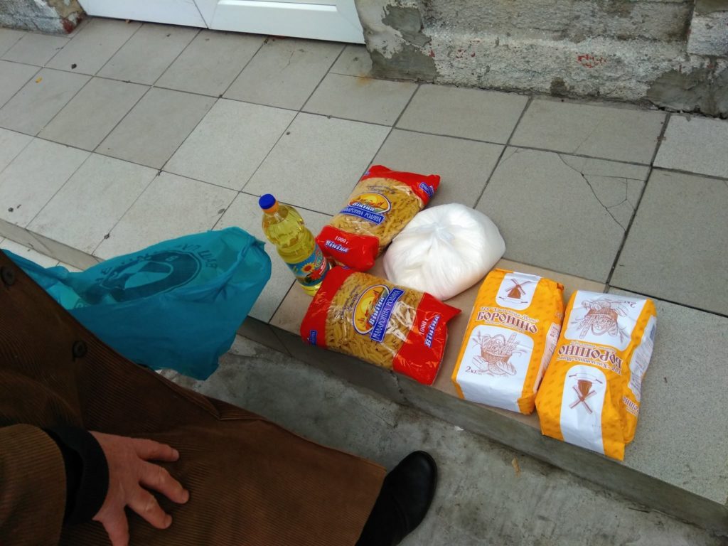 Рейтинг за еду: в Хмельницком «Батькивщина» раздавала продуктовые пайки