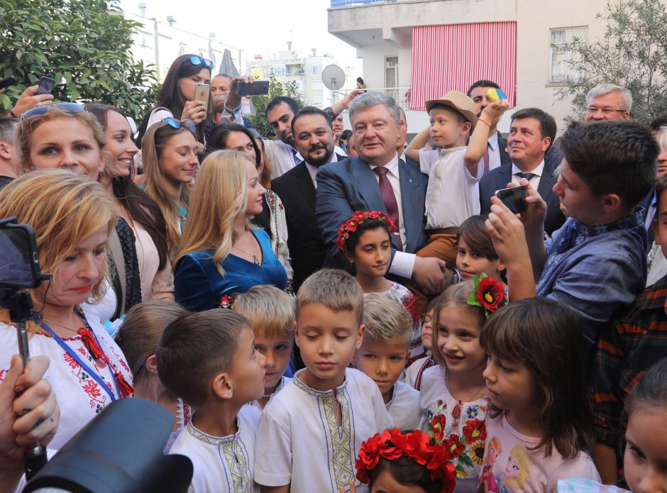 Петро Порошенко взяв участь у відкритті Консульства України в Анталії: Дякую, що ми всі докладаємо зусиль, щоб міцніла дружба між Україною і Туреччиною