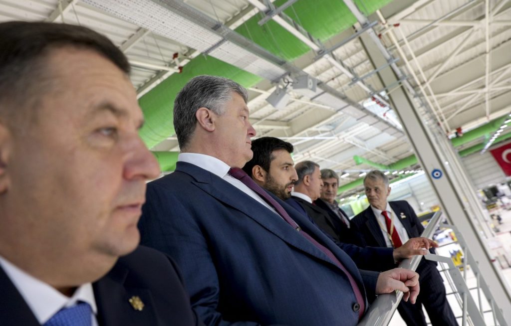 Петр Порошенко посетил производство мощных беспилотников компании Baykar Makina