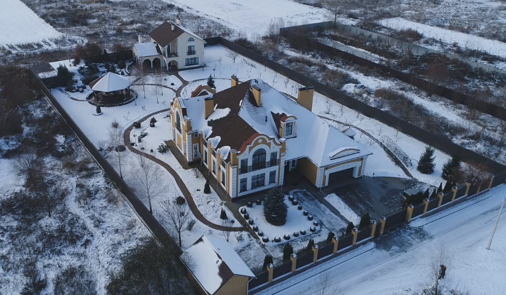 Маєток предстоятеля Павла за 1 300 000$: замість корів та качок – паркани та будинки. Відео з дрона