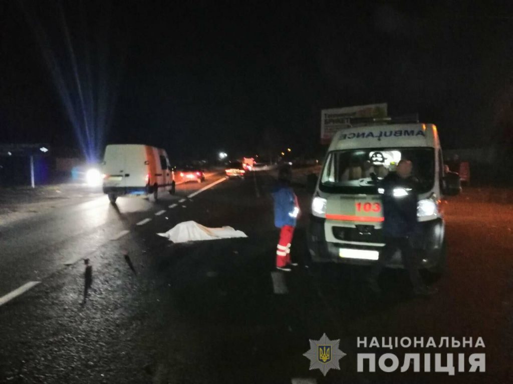 На Харківщині Lexus насмерть збив двох людей