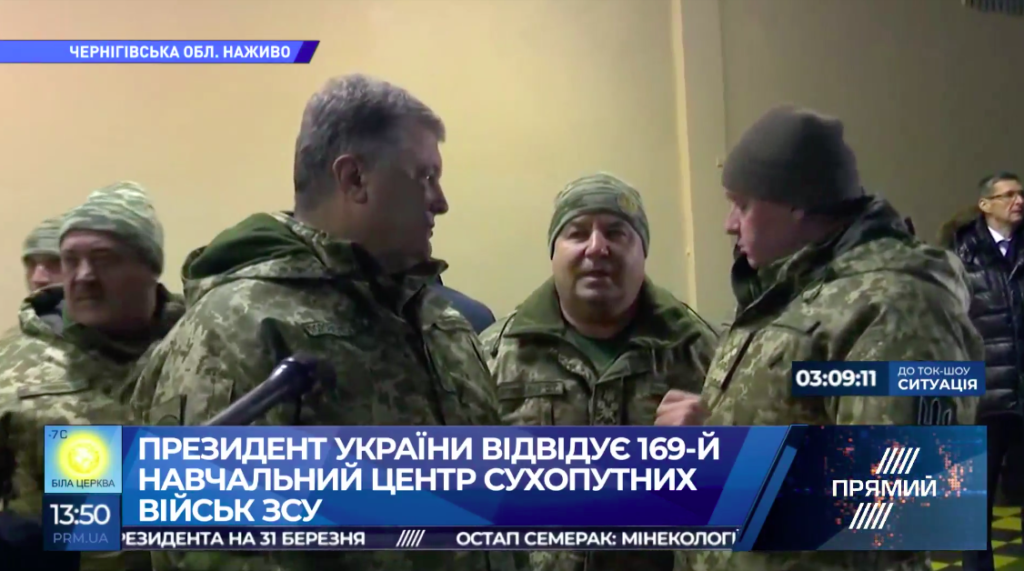 Порошенко поручил повысить финансовое обеспечение военным в случае нападения России