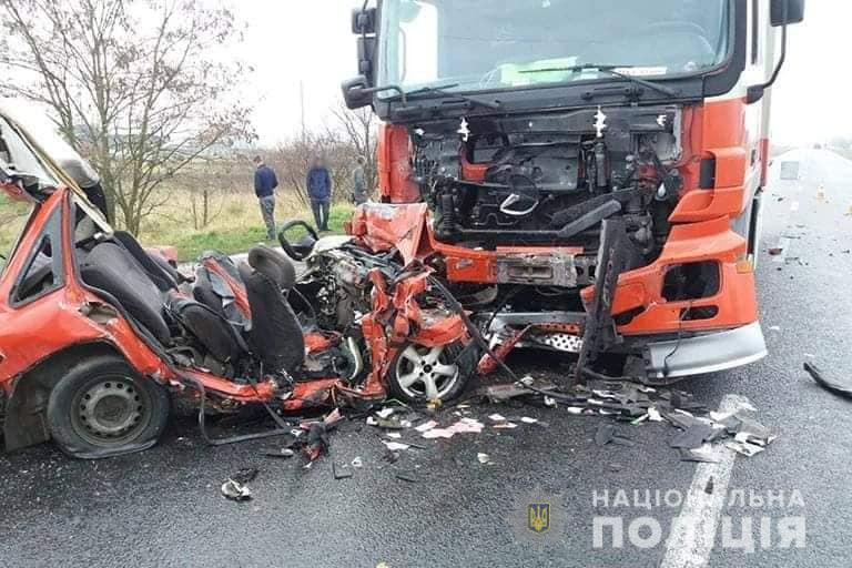 На Івано-Франківщині легковик пішов на лобовий таран фури: двоє загиблих