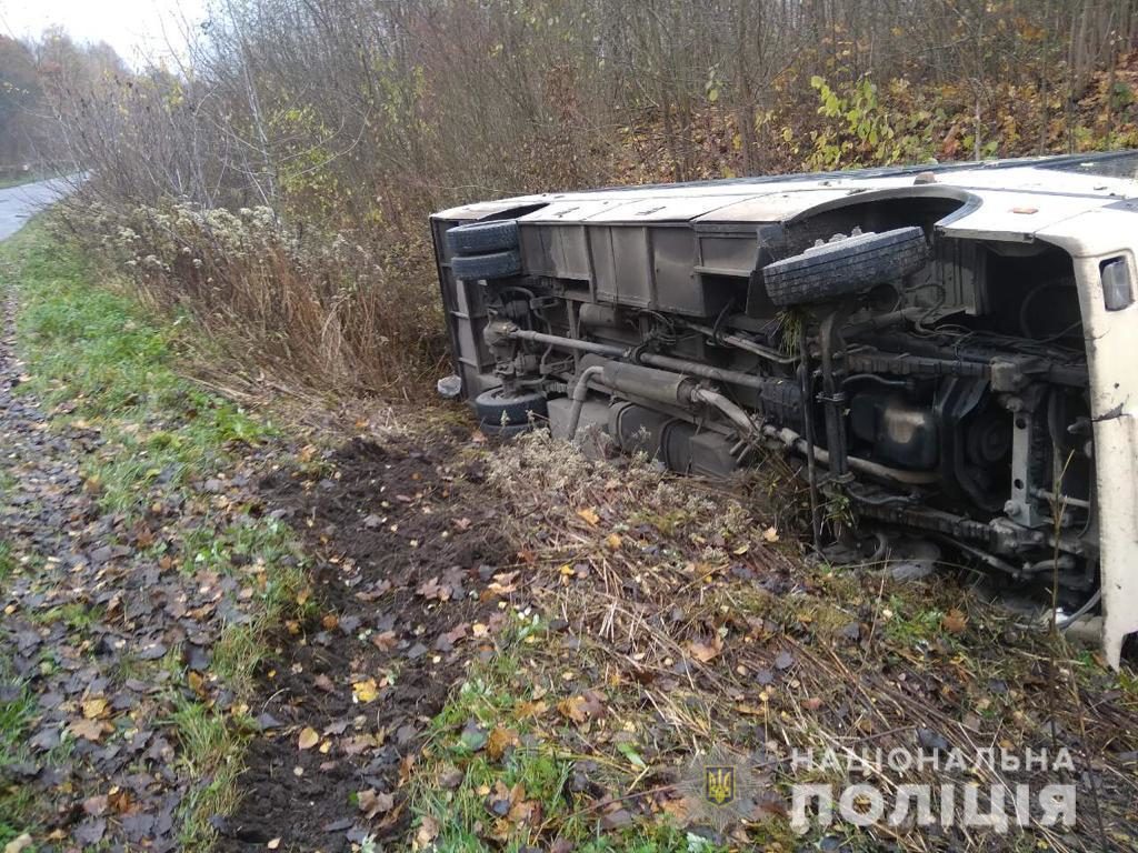 На Західній Україні перекинувся автобус: є загиблий