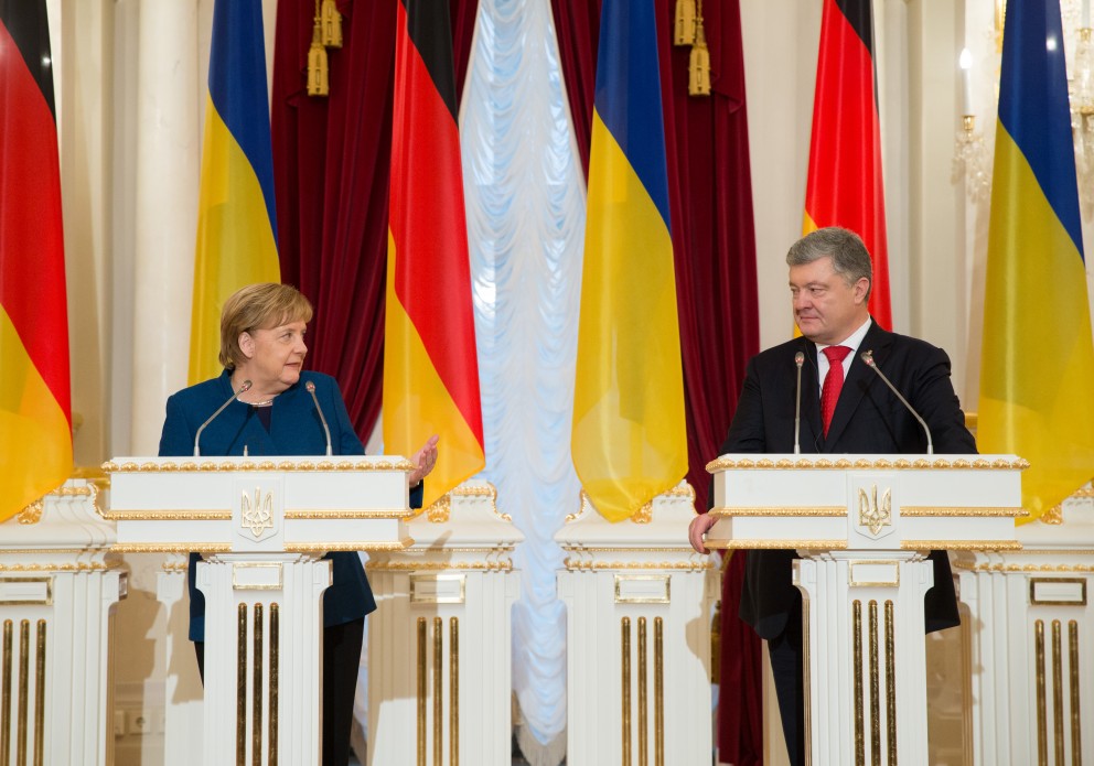 Порошенко подякував Меркель за підтримку України перед агресією РФ в Азовському морі