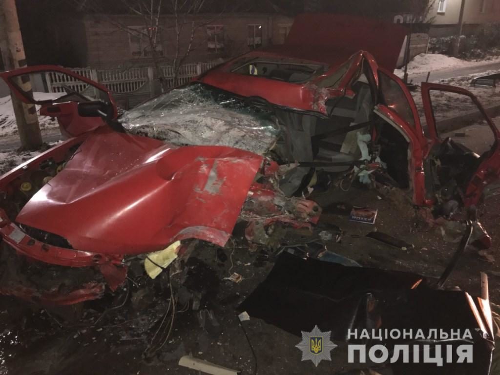 На Київщині водій легковика влетів у електроопору: авто розірвало на шматки