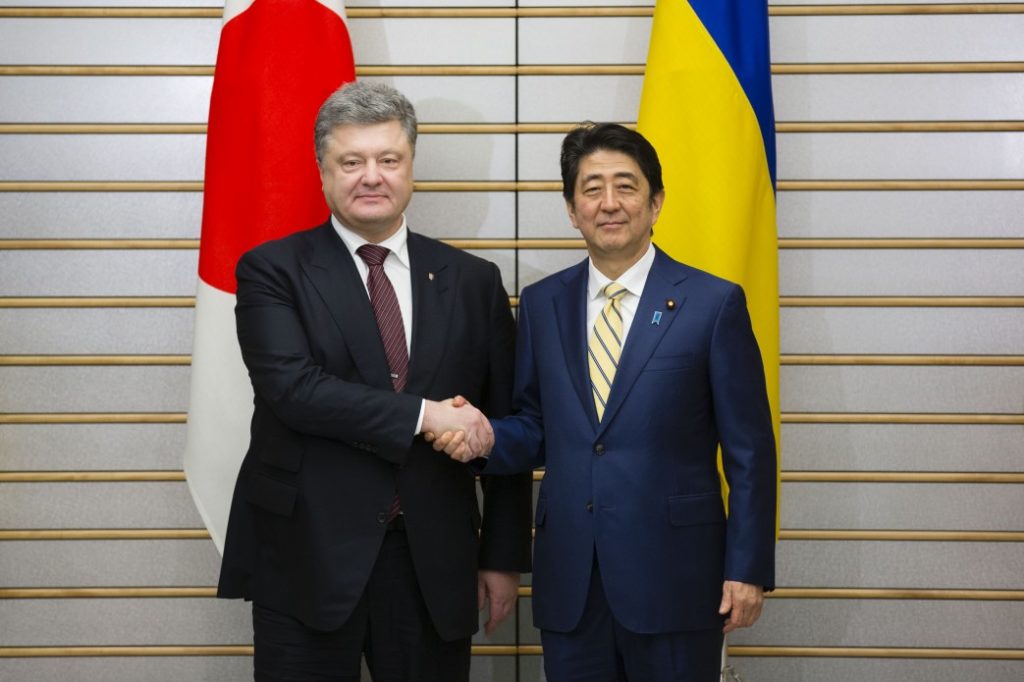 Премьер-министр Японии направил личное послание Петру Порошенко
