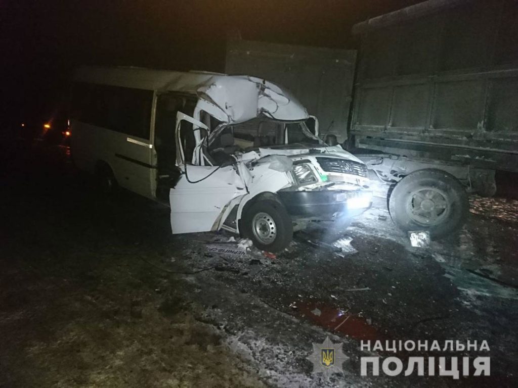 На Чернігівщині маршрутка вилетіла на зустрічну смугу і протаранила вантажівку: дев’ять  постраждалих