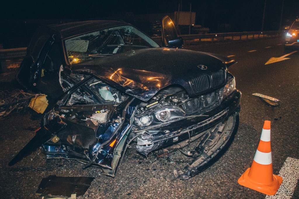 У Києві BMW протаранив відбійник та вилетів на зустрічну смугу: моторошні фото