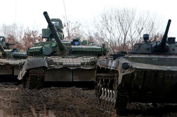 Донбас готується до “виборів”: бойовики стягують танки і артилерію