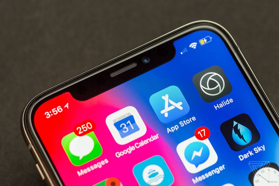 Apple поновлює виробництво минулорічного iPhone через провал продажів нових флагманів