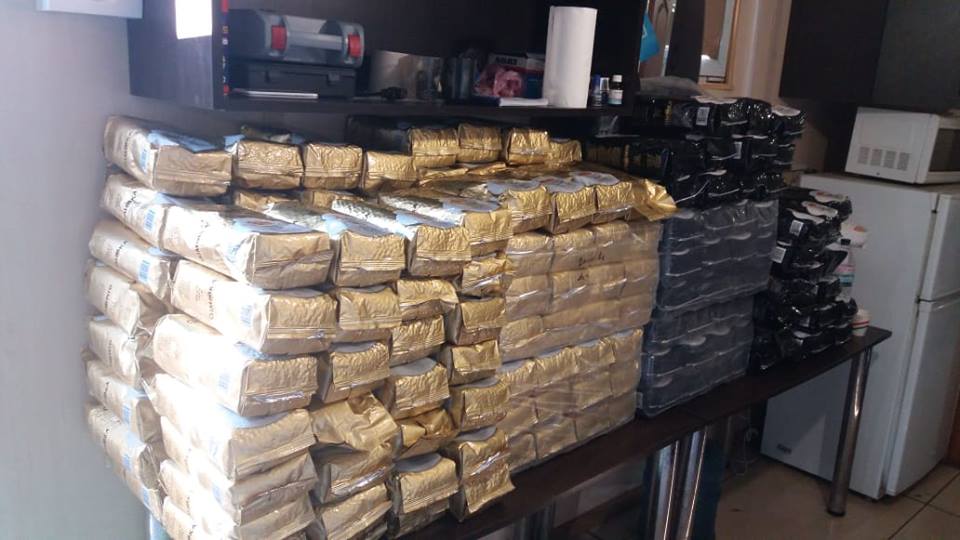 Кавоман-невдаха: українські прикордонники вилучили 400 кг кави на КПВВ “Мар’їнка”