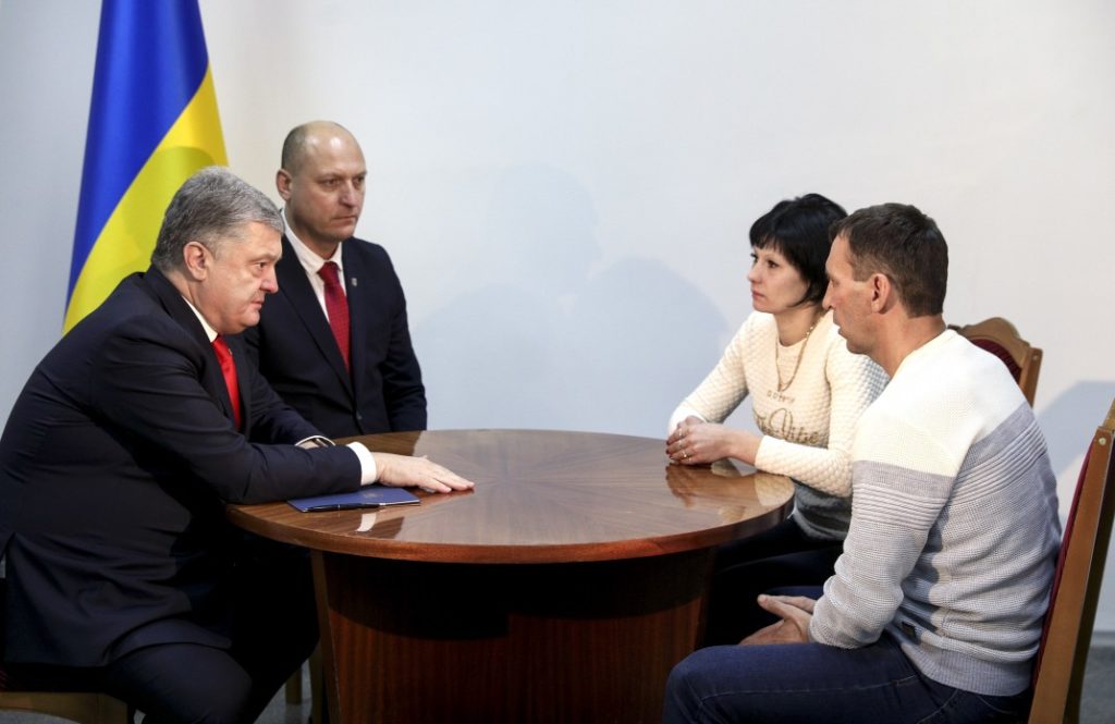 Порошенко на Хмельниччині зустрівся з рідними одного із захоплених в російський полон українських моряків