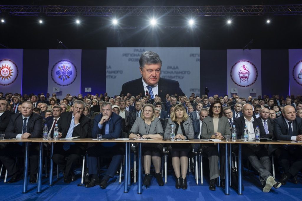 Децентралізація має стати незворотною – Порошенко