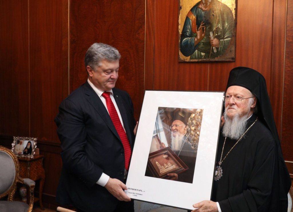 Порошенко передал Варфоломею подарок из Украины