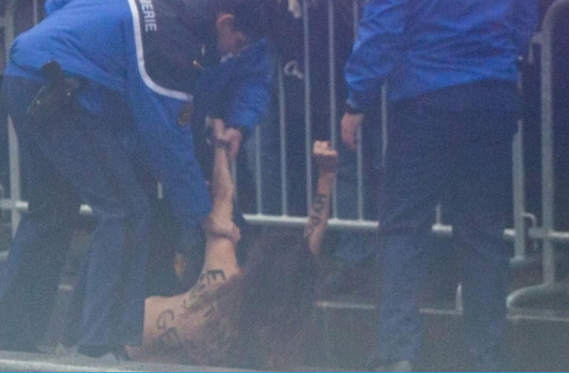 У Парижі напівгола активістка Femen вискочила перед кортежем Трампа: фото і відео