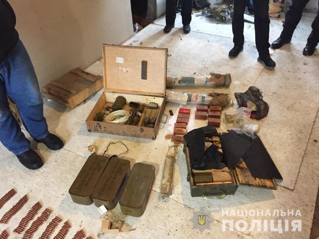 Вибухівка, гранатомети, десятки гранат, тисячі набоїв: на Київщині викрито “колекціонера” зброї із зони АТО