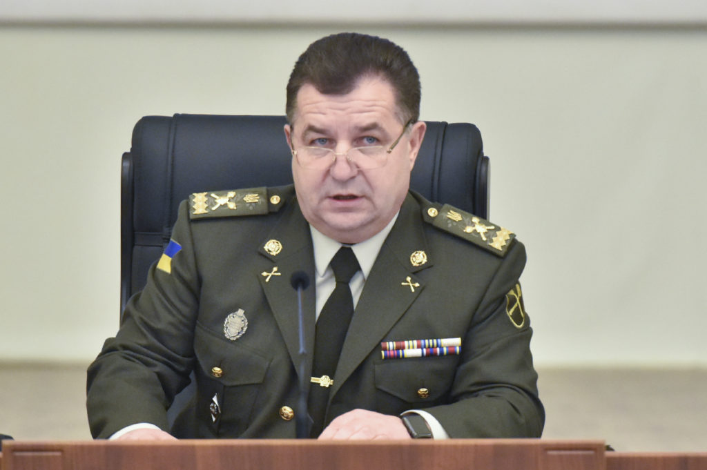РФ зосередила величезне угрупування військ на кордоні з Україною в Криму та Азовському морі, — Полторак