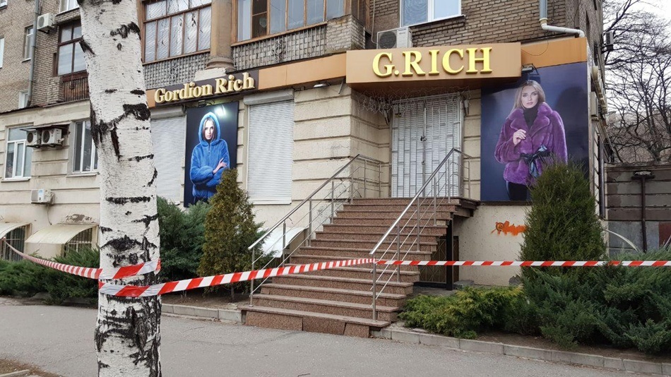 В Запоріжжі на двері магазину з шубами повісили гранату Ф-1: фото