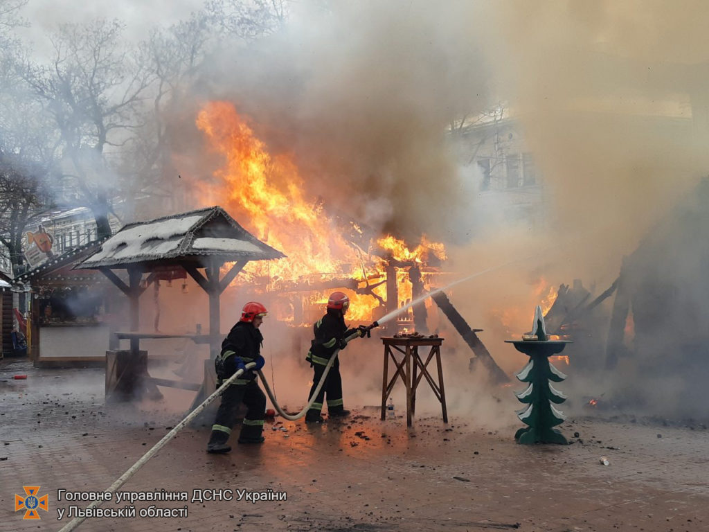 Рождественская ярмарка во Львове: в ГСЧС сообщили о пострадавших от пожара