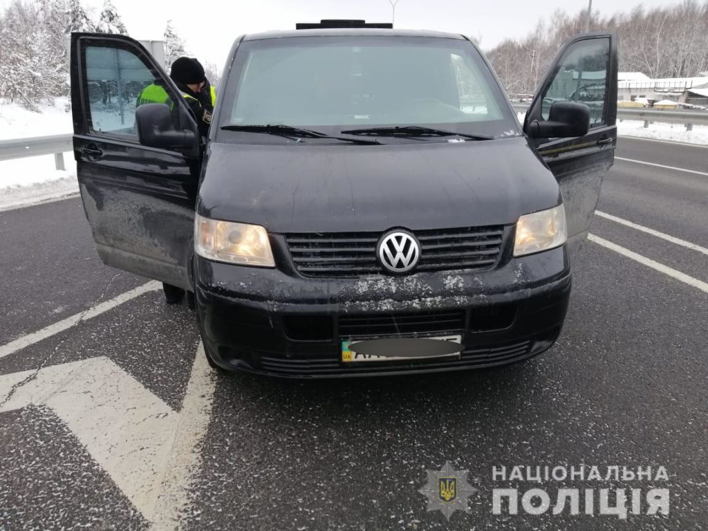 На Київщині поліція випадково зупинила авто зі зброєю та викраденим чоловіком