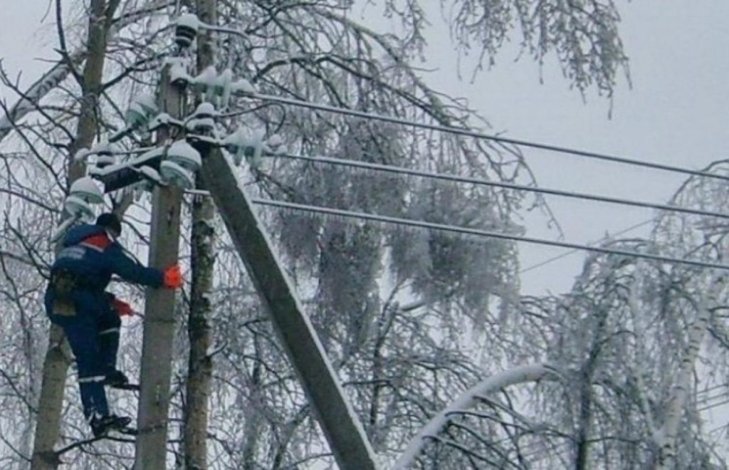 Святвечір без світла: негода знеструмила п’ять районів Закарпаття