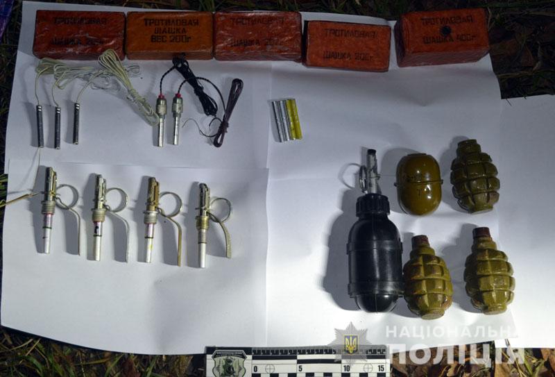 Гранати, тротилові шашки та набої: правоохоронці на Донеччині виявили схрон боєприпасів