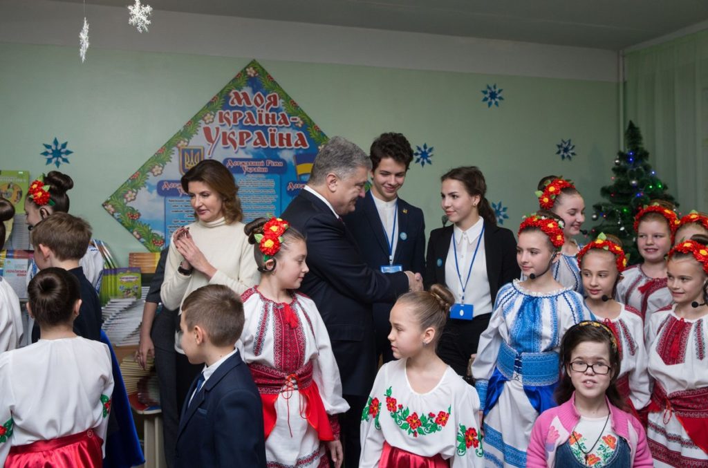 На украинском говорит дух нашей свободы — Порошенко передал 30 тысяч учебников в школы Донбасса